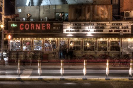 Foto nocturna del bar The Corner de Nueva York