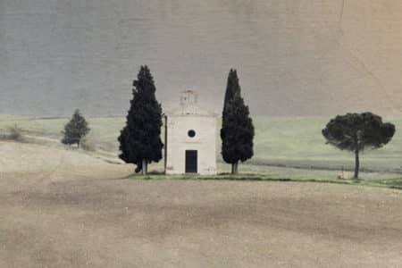 Cuadro con aspecto texturizado con una pequeña ermita en la Toscana