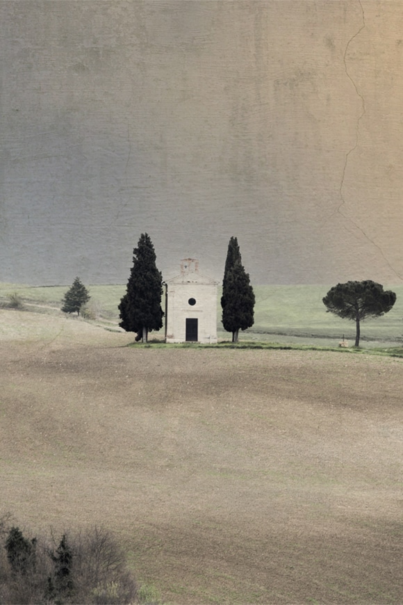 Cuadro con aspecto texturizado con una pequeña ermita en la Toscana