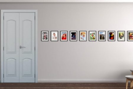 Decoración de un pasillo con fotos.