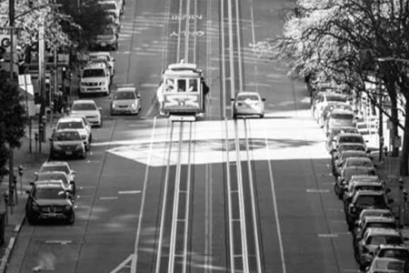 Foto en blanco y negro de una calle de San Francisco con el típico tranvía