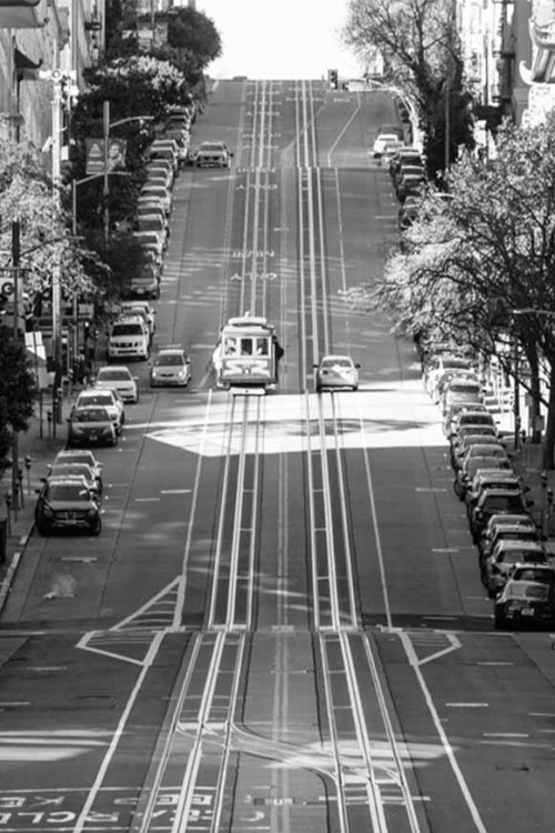 Foto en blanco y negro de una calle de San Francisco con el típico tranvía
