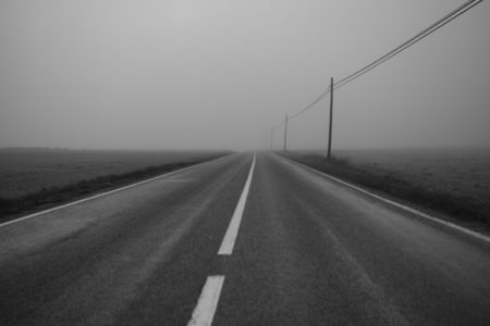 foto de carretera en perspectiva con postes, ideal para dar amplitud al espacio.