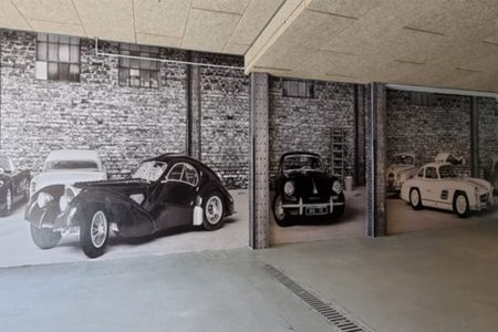 Garaje decorado con un Bugatti mediante una escena trampantojo