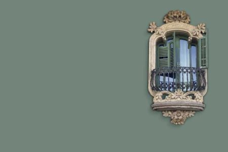 Una ventana modernista en una fachada de Barcelona