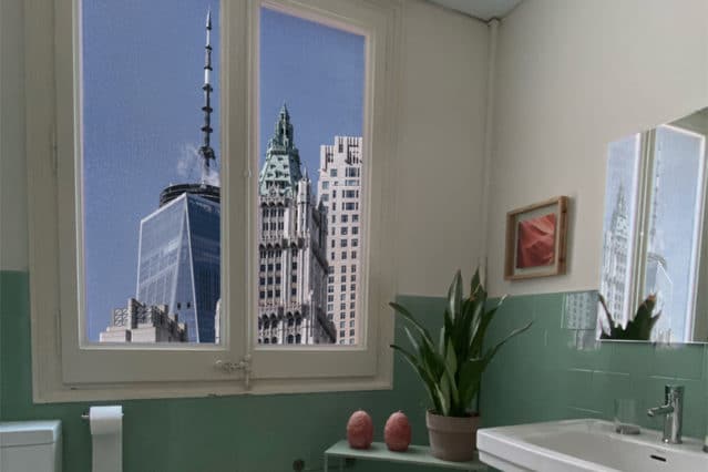 Un vinilo con una foto de edificios para la ventana del baño