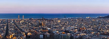 Foto panorámica del Skyline de Barcelona al ponerse el sol