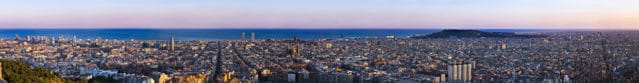 Foto panorámica del Skyline de Barcelona al ponerse el sol