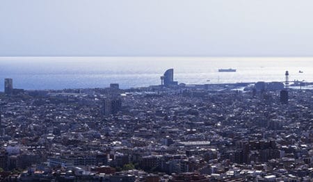 Panorámica de Barcelona en la que se aprecia el skyline de la ciudad con una tonalidad azulada muy agradable