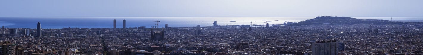 Panorámica de Barcelona en la que se aprecia el skyline de la ciudad con una tonalidad azulada muy agradable
