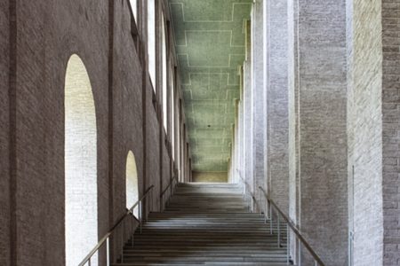 Imagen en color de la escalera de la Alte Pinakothek de Munich