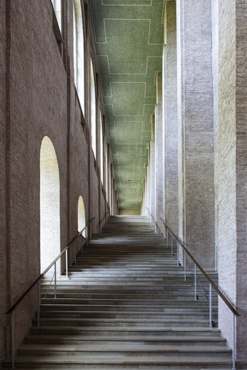 Imagen en color de la escalera de la Alte Pinakothek de Munich