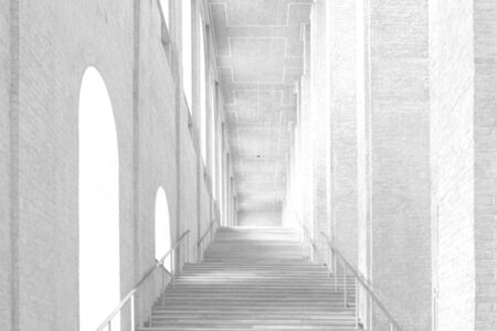 Imagen en blanco y negro de la escalera de la Alte Pinakothek de Munich