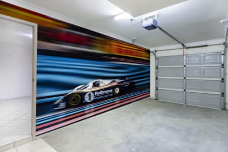 Fotomural con un Porsche 956 en la pared de un garaje