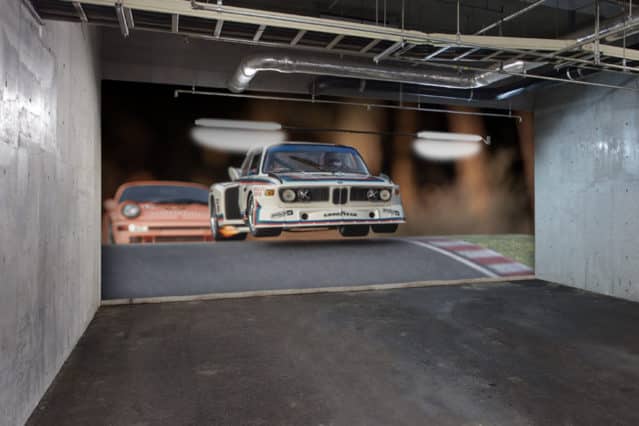 Vinilo espectacular de un BMW 3.0 csl aplicado a la pared de un garaje particular