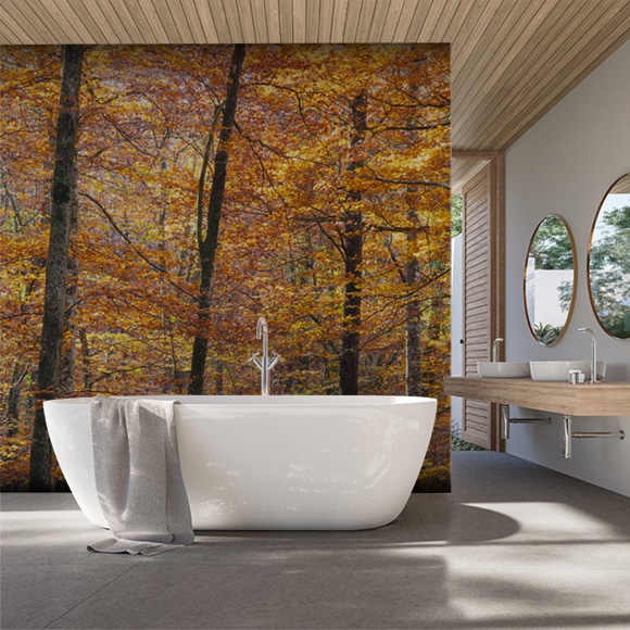 Cuarto de baño con un vinilo de un bosque junto a la bañera