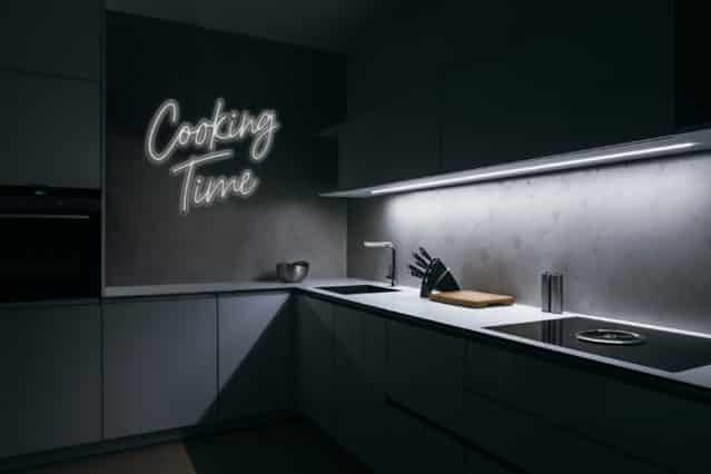 Ejemplo de un texto realizado en neón, aplicado a la pared de una cocina