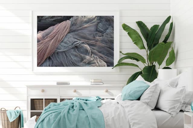 Habitación decorada con el cuadro de una foto de redes marinas