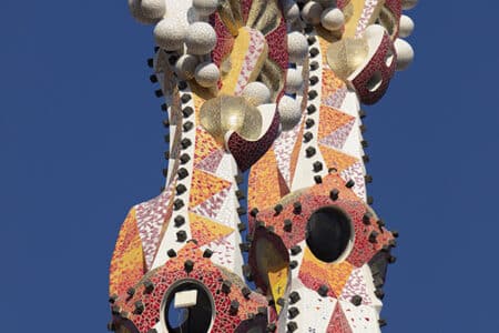 Impresionante imagen de dos torres de los apóstoles de la Sagrada Familia de Barcelona