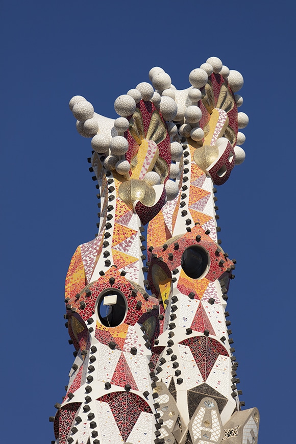 Impresionante imagen de dos torres de los apóstoles de la Sagrada Familia de Barcelona