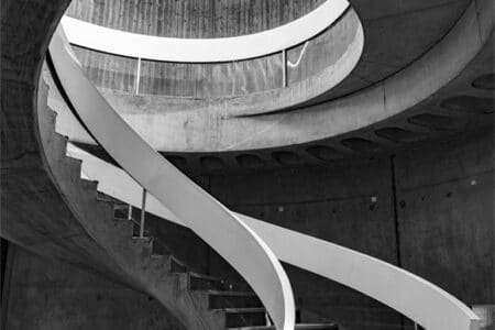 Fotografía en blanco y negro de la escalera del Museo Ludgunum de Lyon
