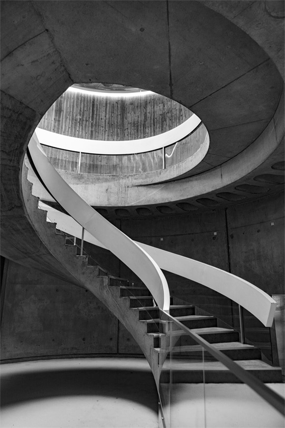 Fotografía en blanco y negro de la escalera del Museo Ludgunum de Lyon