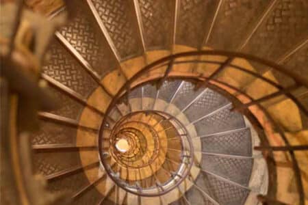 Foto del espiral hipnótico de la escalera interior del Arco de Triunfo de París.