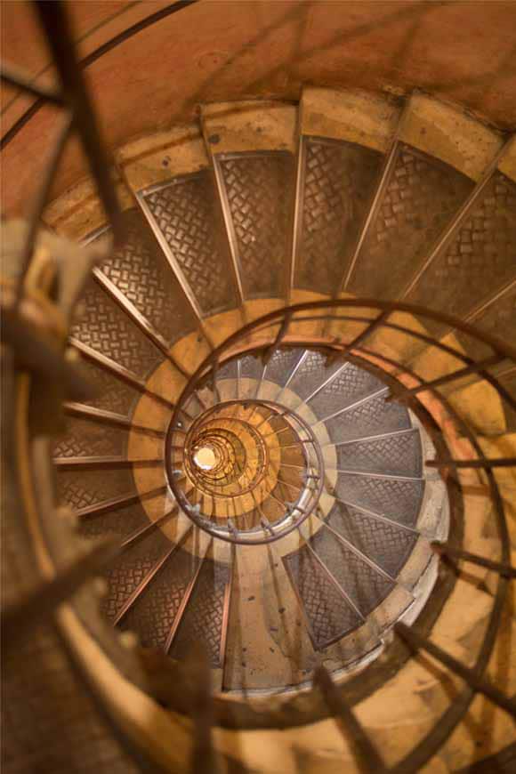 Foto del espiral hipnótico de la escalera interior del Arco de Triunfo de París.