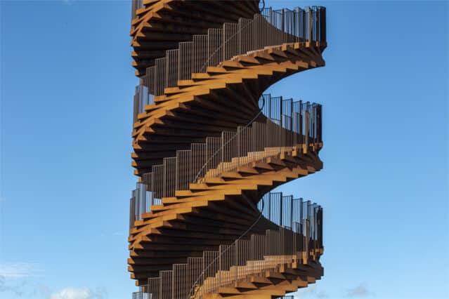 Foto de la Marsk Tower de Dinamarca, una escalera en la naturaleza.