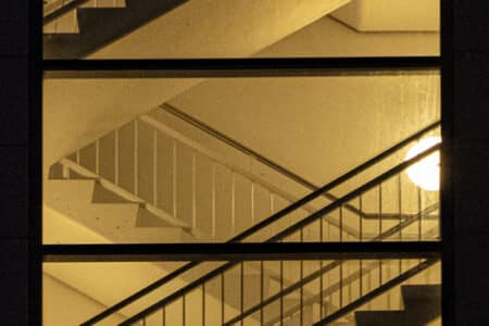 Escalera a través del cristal en una fotografía de proporción estilizada.