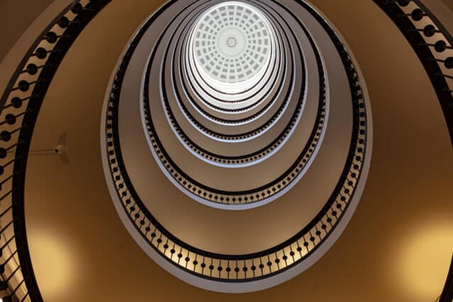 Rellanos ovalados de la escalera del Axelborg Building de Copenhague